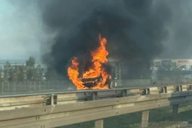 GORI AUTOMOBIL KOD LAPOVA! Vatra plamti na sve strane, gust crni dim širi se putem! (FOTO)