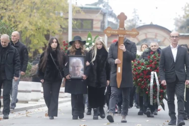 TUŽNA POVORKA NA SAHRANI MILENIJE MITROVIĆ: Željkov sin nosi KRST, njegove ćerke BAKINU SLIKU! Tuga do neba! (VIDEO)