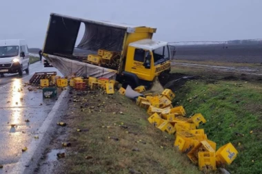 VOZAČ POVREĐEN, GAJBE RASUTE SVUDA PO PUTU! Prevrnuo se kamion na putu Srbobran - Bečej! (FOTO)