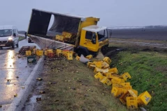 VOZAČ POVREĐEN, GAJBE RASUTE SVUDA PO PUTU! Prevrnuo se kamion na putu Srbobran - Bečej! (FOTO)