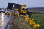 VOZAČ POVREĐEN, GAJBE RASUTE SVUDA PO PUTU! Prevrnuo se kamion na putu Srbobran - Bečej! (FOTO)