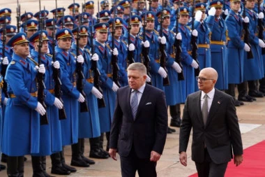 VUČEVIĆ DOČEKAO FICA ISPRED PALATE SRBIJA! Važna poseta slovačkog premijera Srbiji zvanično počela (FOTO)