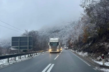 SNEGA IMA NA KOLOVOZIMA, POLEDICA PRAVI PROBLEM VOZAČIMA! Oglasio se AMSS i uputio poseban apel!