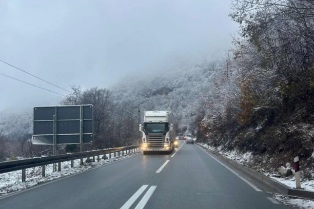 NIGDE NE KREĆITE BEZ ZIMSKE OPREME! Na putevima širom zemlje ima i snega i poledice, oglasili se nadležni!