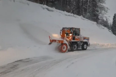 ZAVEJANA NAJKRITIČNIJA DEONICA U SRBIJI! Dramatična situacija, PUTARI SA TEŠKOM MEHANIZACIJOM NA TERENU! (FOTO)