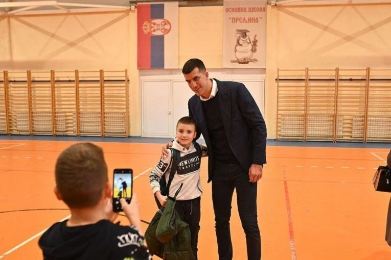 DRŽAVNI SEKRETAR MARKO KEŠELJ U PRELJINI I KUKIĆIMA: Deco, loptu u ruke i bavite se sportom! (FOTO)