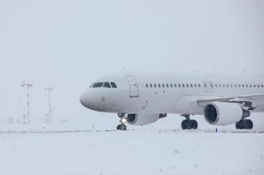 ZBOG JAKOG SNEGA OGLASIO SE I AERODROM "NIKOLA TESLA": Zna se da li će biti odlaganja letova