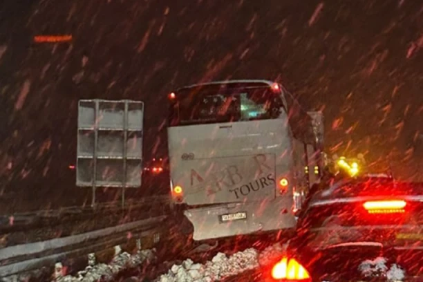 AUTOBUS SE ZAKUCAO U BANKINU NA AUTO-PUTU KOD POJATA! Jeziv prizor na licu mesta!