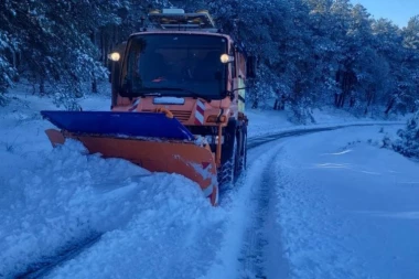 OPREZ ZA VOZAČE KOJI SE KREĆU PLANINSKIM DEONICAMA: "Putevi Srbije" upozoravaju na sneg! Nema zadržavanja na naplatnim stanicama