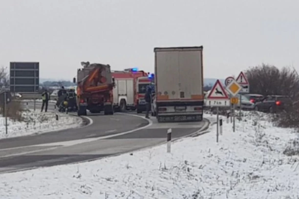 JEZIVA NESREĆA KOD ZRENJANINA! Jedna osoba poginula, troje teško povređeno, među kojima je i DETE!