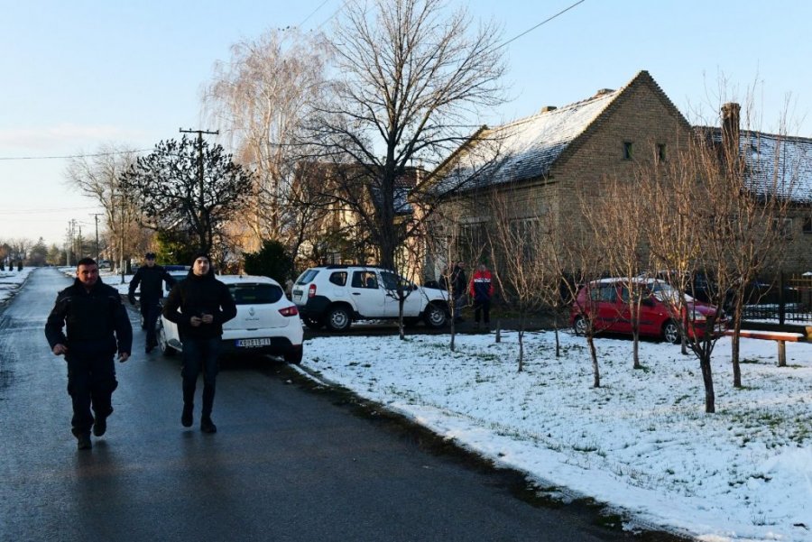 LUNA I MARKO IZBEGLI PUCNJAVU! Scene strave i užasa u selu gde su KUPILI IMANJE, otac i sin popadali nakon RAFALNE PALJBE (FOTO)