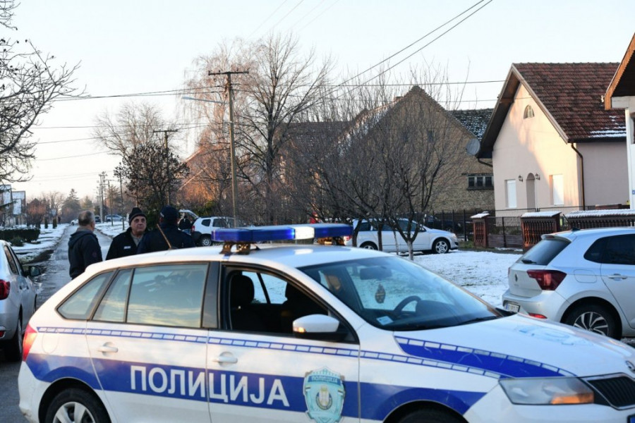 LUNA I MARKO IZBEGLI PUCNJAVU! Scene strave i užasa u selu gde su KUPILI IMANJE, otac i sin popadali nakon RAFALNE PALJBE (FOTO)