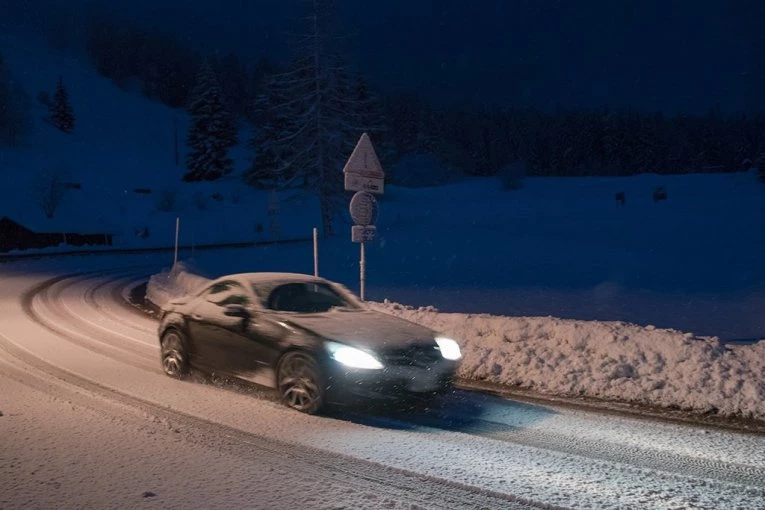 AUTO MU STAO NA PLANINI, U GLUVA DOBA NOĆI, NA -7, A ONDA SU ISPRED NJEGA STALE TRI OSOBE! Crnogorac nije mogao da veruje šta mu se dešava!