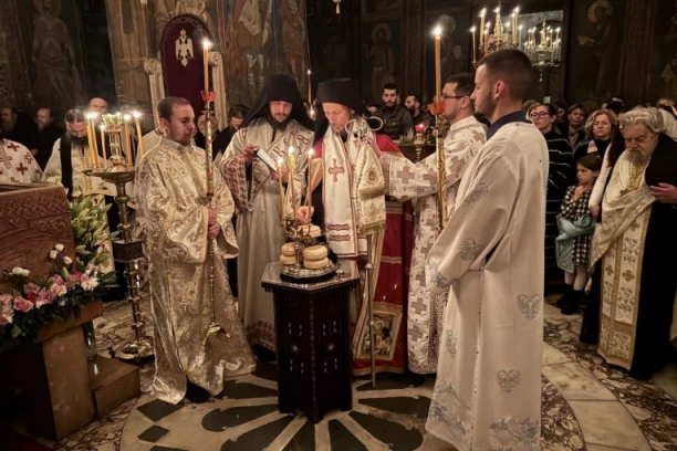 REKA SRBA SLILA SE NA KOSMET U VELIKE DEČANE: Dirljive scene prazničnog bdenja pred moštima Svetog Stefana Dečanskog (FOTO GALERIJA)