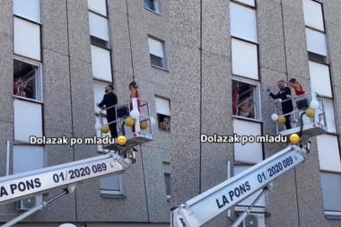 SAMO NEK JE VESELO! Mladoženja dizalicom došao po mladu! (VIDEO)