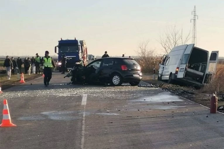 JEDNA OSOBA POGINULA, DELOVI RASUTI PO PUTU: Detalji strašnog sudara na putu Kovačica - Crepaja