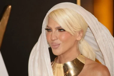 U STILU GRČKE BOGINJE! Jelena Karleuša predstavila SVOJ NAJNOVIJI PROJEKAT, kreacija koju nosi OSTAVLJA BEZ DAHA! (GALERIJA)