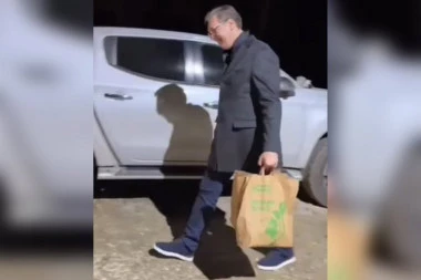 VUČIĆ OBRADOVAO RADNIKE NA AUTO-PUTU KA POŽAREVCU! Doneo im jabuke i sendviče: "Srbija radi, Srbija se gradi!" (VIDEO)