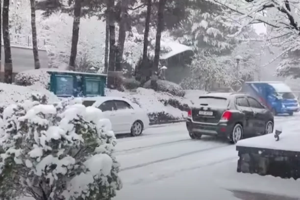 SNEG OKOVAO I PARALISAO ZEMLJU: Najmanje dve osobe izgubile život (VIDEO)