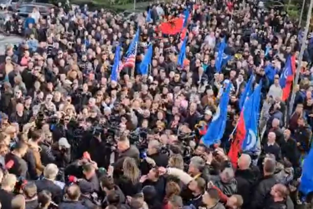 POSLE SKORO GODINU DANA: Bivši premijer pušten iz kućnog pritvora (VIDEO)