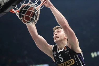 KOPRIVICA ZAKUCAVANJIMA DIZAO CELU ARENU NA NOGE: Olimpijakos "rešetao" Partizan, pa stao (VIDEO)