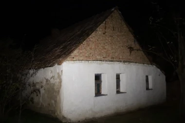 UMRLI MU RODITELJI, ŽIVEO JE SAM: Meštani otkrili tužnu sudbinu Aksente poginulog u eksploziji u Čoki! Republika posetila kuću u kojoj je proveo ŽIVOT! (FOTO)