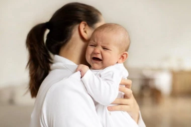 RODITELJI BILI ODUŠEVLJENI ŽENOM KOJA IM JE ČUVALA DETE: Kada je beba primljena u bolnicu sa jezivim povredama, pogledali su snimke koji su im OTKRILI STRAVIČNU ISTINU