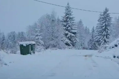 SRBIJU ZAVEJALA ŽESTOKA MEĆAVA! Na Zlatiboru napadalo 20 cm snega, stanovnici Jabuke zarobljeni (FOTO)