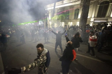 HITNO SKLONITE DECU SA PROTESTA! Haos u Gruziji, 27 demonstranata u bolnici, povređeni i novinari i policajci!