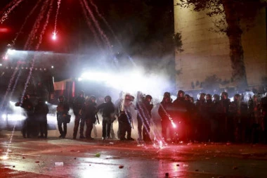 GUMENI MECI, BARIKADE, VODENI TOPOVI I SUZAVAC ZA NAROD: Na protestima krv samo što nije pala, zemlja srlja u POTPUNU PROPAST (FOTO+VIDEO)