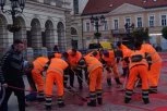 SRAMNO! Organizatori protesta napali radnike "Čistoće" koji su čistili farbu na Trgu Slobode