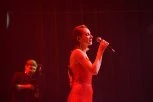 JEDVA SE SUZDRŽALA DA NE ZAPLAČE NA BINI! Marina Tadić PREKINULA KONCERT, hitno se obratila publici! (VIDEO)