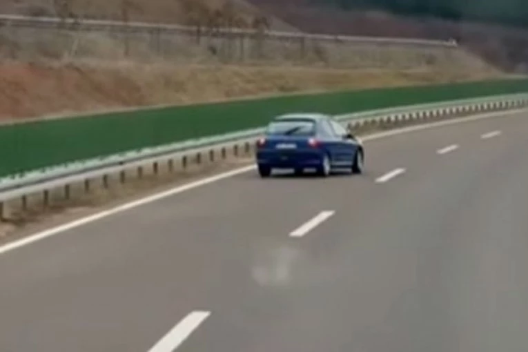 U RIKVERC NASRED AUTO-PUTA! Haos kod Pirota, vozač Pežoa blokirao brzu traku (VIDEO)