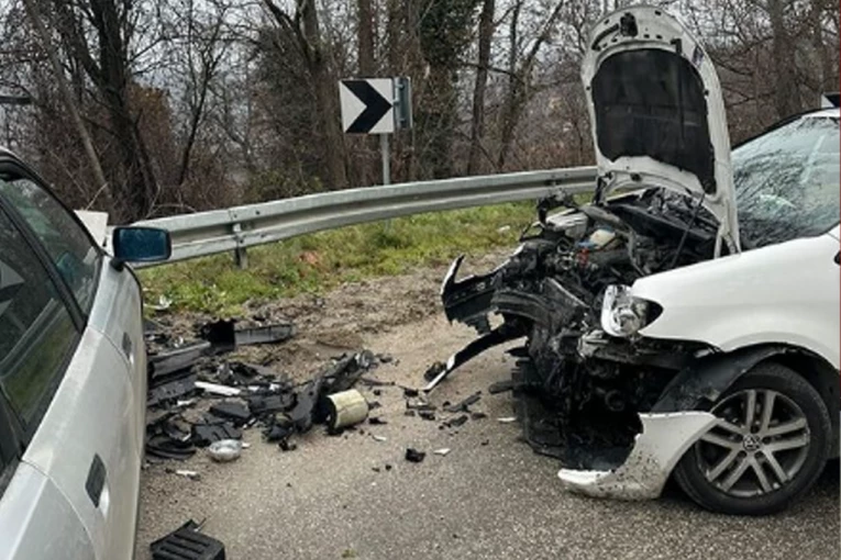 TEŠKA NESREĆA NA PUTU GUČA-ČAČAK! Sudarili se taksi i "audi", ima povređenih! (FOTO)