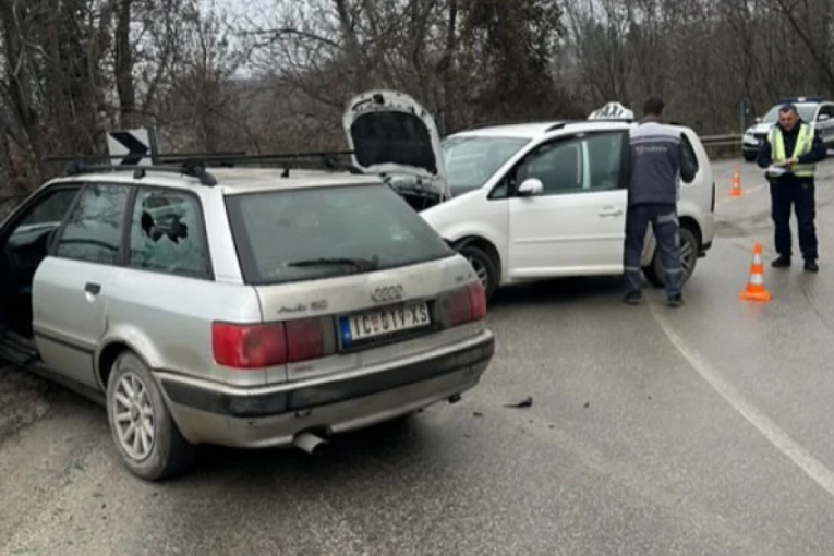 TROJE POVREĐENO U UDESU KOD GUČE! Žestok direktan sudar taksija i drugog automobila!