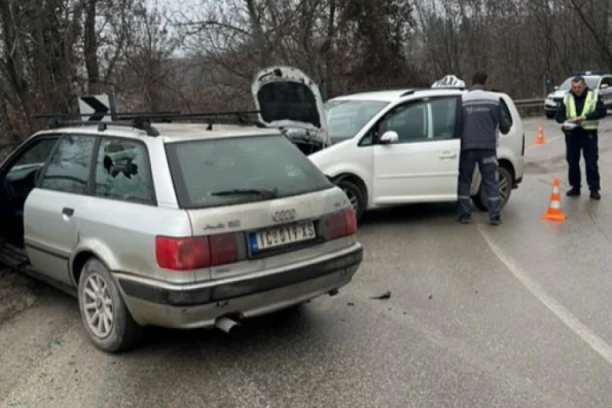 TROJE POVREĐENO U UDESU KOD GUČE! Žestok direktan sudar taksija i drugog automobila!