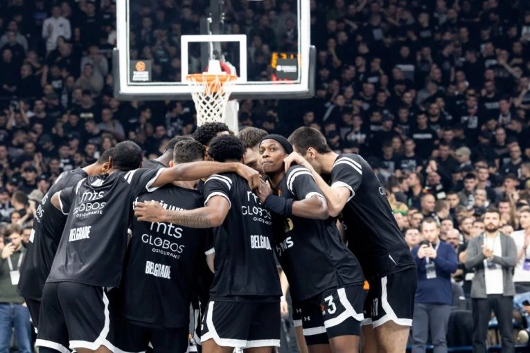 U GROTLU ARENE: Utakmica je počela - Partizan ruši evrospkog šampiona!