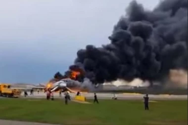 SRUŠIO SE AVION, IMA MRTVIH! Vozači na autoputu doživeli šok, letelica iznenada pala kraj njih