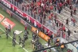 SKANDAL: I policija je morala da interveniše - ogorčeni navijači pravili haos na stadionu! (VIDEO)