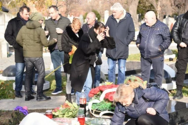 POTRESNE SCENE SA NOVOG GROBLJA: Džejova starija ćerka Ana skrhana od TUGE, na pomen stigla sa Adilom! (FOTO)