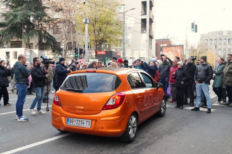 DOKLE VIŠE? Malobrojni opozicionari opet maltretiraju građane! TEROR MANJINE NAD VEĆINOM (VIDEO)