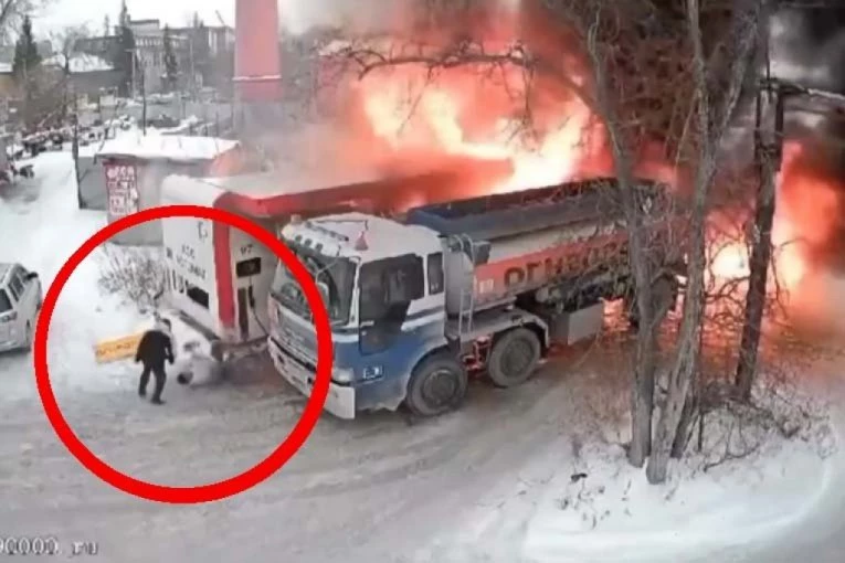 STRAVIČNA EKSPLOZIJA NA BENZINSKOJ PUMPI: Plamen se širi na sve strane, IMA POVREĐENIH (VIDEO)