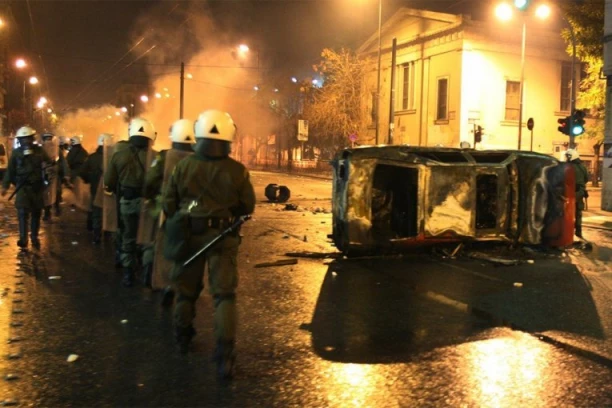 GORI ATINA! Žestoki sukobi policije i demonstranata u Grčkoj zbog UBISTVA DEČAKA pre 16 godina! (FOTO)