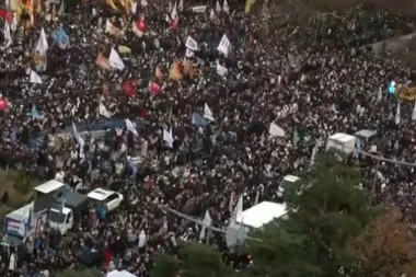 HAOS U CENTRU GRADA: Miting podrške predsedniku države u isto vreme kao i skup onih koji su PROTIV NJEGA