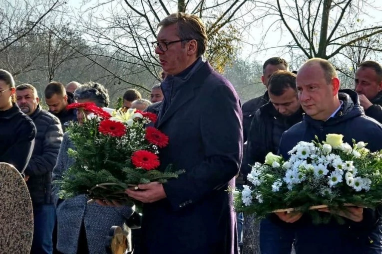 VUČIĆ PRISUSTVOVAO POMENU NEMANJI KOMARU: Postaraću se da stradali nikada ne budu zaboravljeni (FOTO)