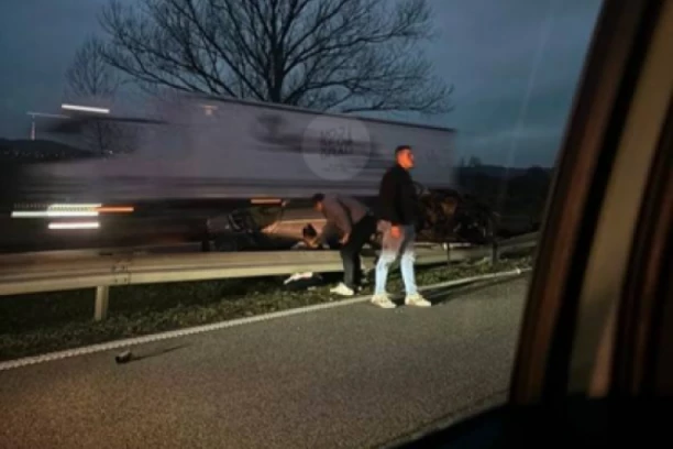 STRAŠAN UDES NA AUTO-PUTU KOD "IKEE": Automobil ostao okrenut! (FOTO)