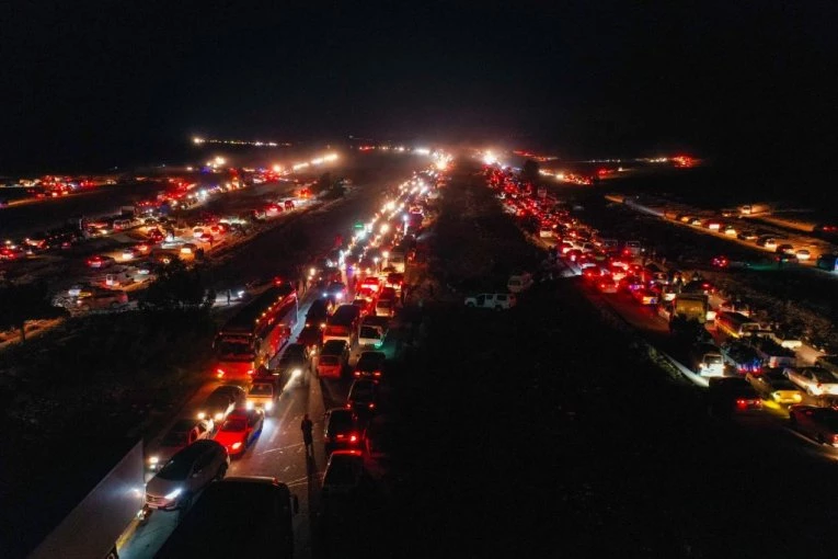 JEDNI BEŽE IZ GRADA, DRUGI SE VRAĆAJU! Haos na ulicama Damaska posle svrgavanja Bašara al Asada! (FOTO)