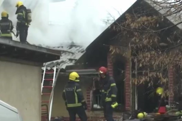 POŽAR NA BANOVOM BRDU! Goreo tavan u kuću u Kirovljevoj ulici, na terenu 10 vatrogasaca (FOTO)