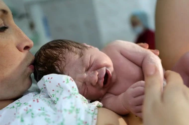 MISLILA SAM DA SAM RODILA SASVIM OBIČNU DEVOJČICU: Šok je usledio kada je otvorila usta - i lekari su ZANEMELI! (FOTO)