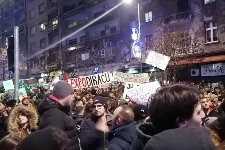 OVAKO JE IZGLEDAO "STUDENTSKI" PROTEST ISPRED ZGRADE RTS! Gužvu pravili poznati opozicionari koji odavno NEMAJU PRAVO NA INDEKS